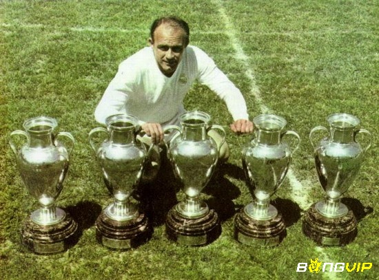 Alfredo Di Stefano - mũi tên tóc vàng là cầu thủ xuất sắc nhất Real Madrid