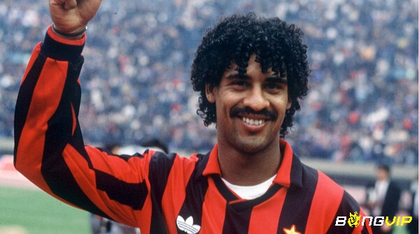 Rijkaard luôn chuyền những đường bóng chính xác cho đồng đội