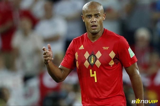 Kompany cũng góp mặt trong danh sách hậu vệ hay nhất C2