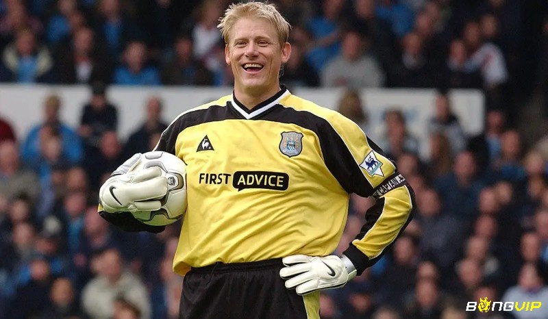 Peter Schmeichel là một bức tường không thể xuyên phá của Manchester City