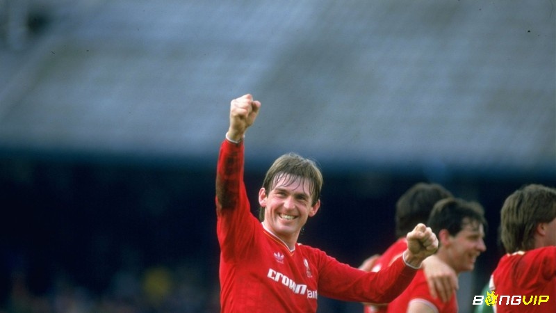 Kenny Dalglish ấn tượng với phong cách tinh quái khi điều bóng trên sân