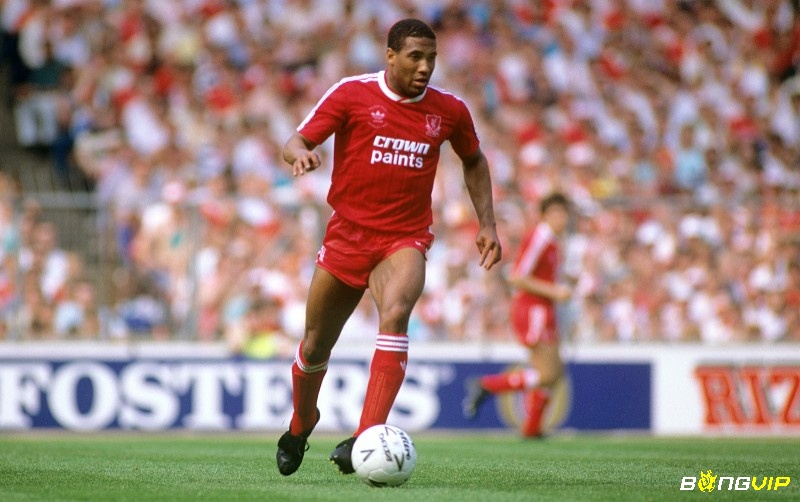 John Barnes được xem như là cầu thủ xuất sắc nhất Liverpool thập niên 80