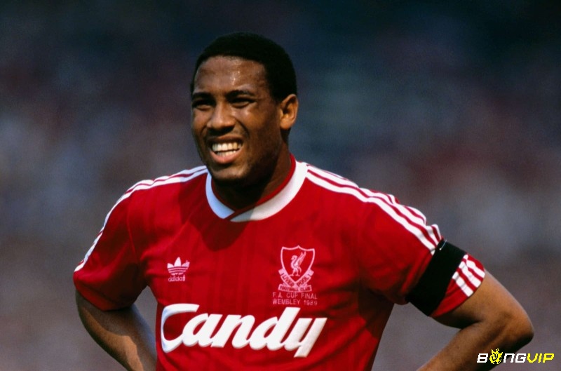 Tiền đạo cánh trái John Barnes ấn tượng trong đội hình xuất sắc nhất Liverpool