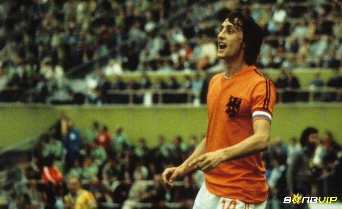 Các tiền vệ hay nhất World Cup gắn bó với đội bóng nổi tiếng - Johan Cruyff