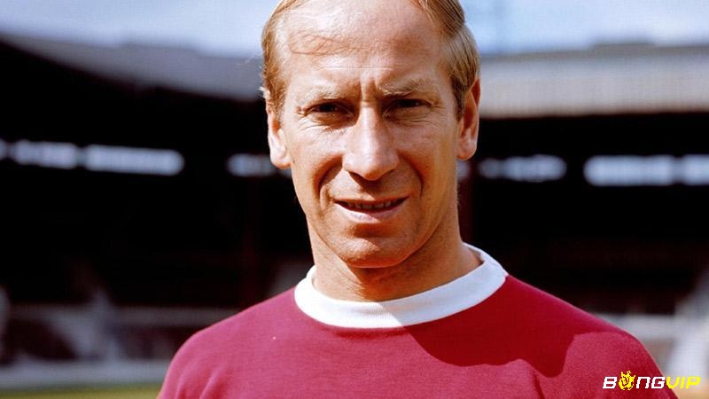 Tiền vệ hay nhất Manchester United Sir Bobby Charlton giúp MU trụ vững trong những năm đầu hình thành CLB