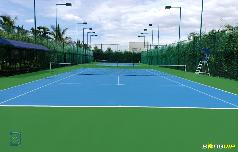 Mặt sân tennis cứng thường khiến cho bóng có độ nảy cao hơn 