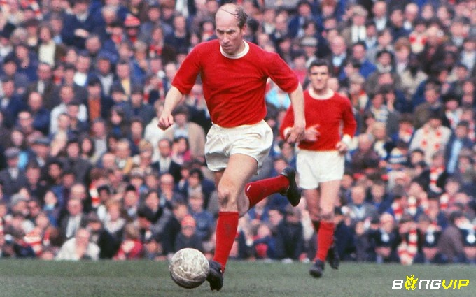 Bobby Charlton trở thành tượng đài bóng đá Anh với nhiều thành tích