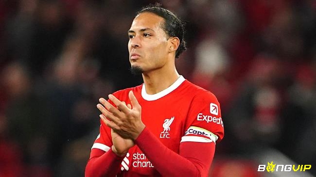 Virgil van Dijk nổi bật với các pha không chiến đầy thong minh