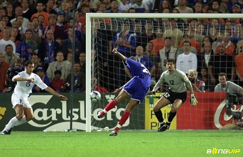 David Trezeguet ghi bàn trong hiệp phụ trận chung kết Euro 2000