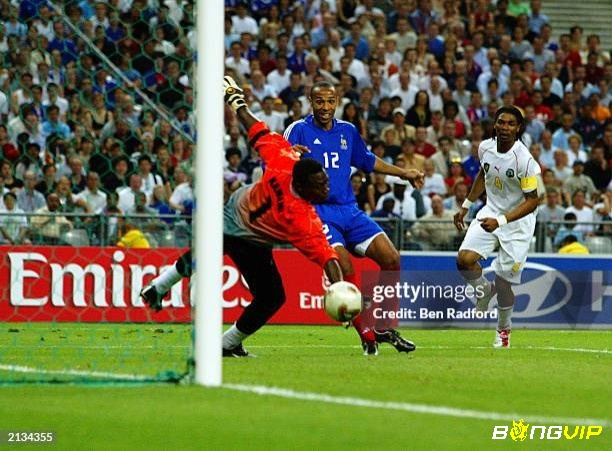 Thierry Henry có pha vào bóng đẹp trong chung kết Confederations Cup 2003