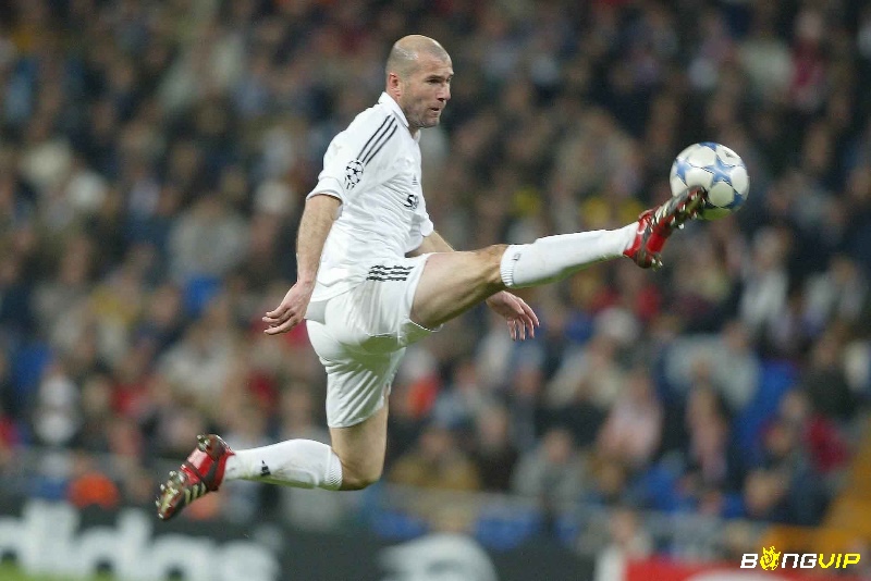 Sau giải nghệ Zinedine Zidane tiếp tục dẫn dắt Real Madrid đến với 3 chức vô địch Cúp C1 - Cầu thủ vĩ đại nhất real madrid