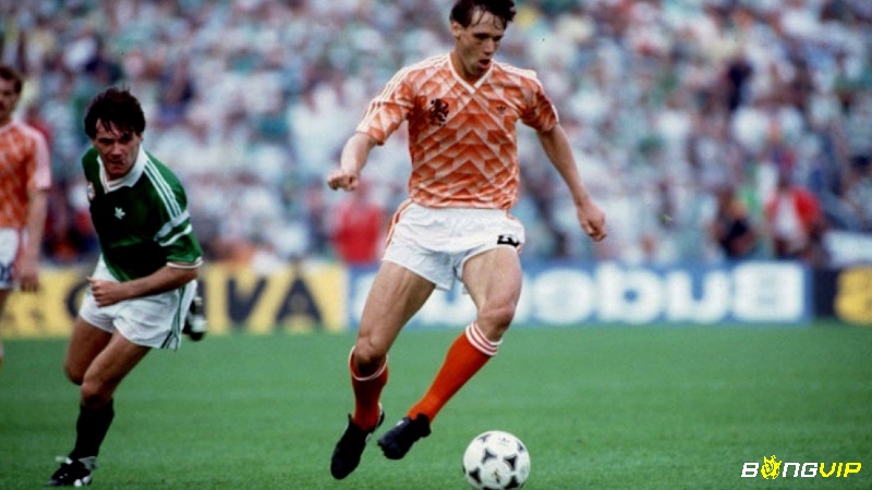 Marco van Basten là một tiền đạo xuất sắc với khả năng kiểm soát bóng vượt trội