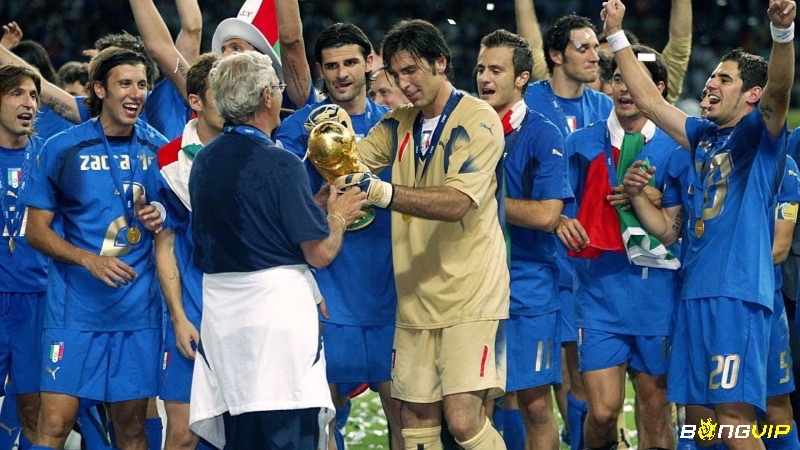 Tiểu sử Gianluigi Buffon có hơn 175 lần khoác áo đội tuyển Ý và giành vô địch World Cup 2006