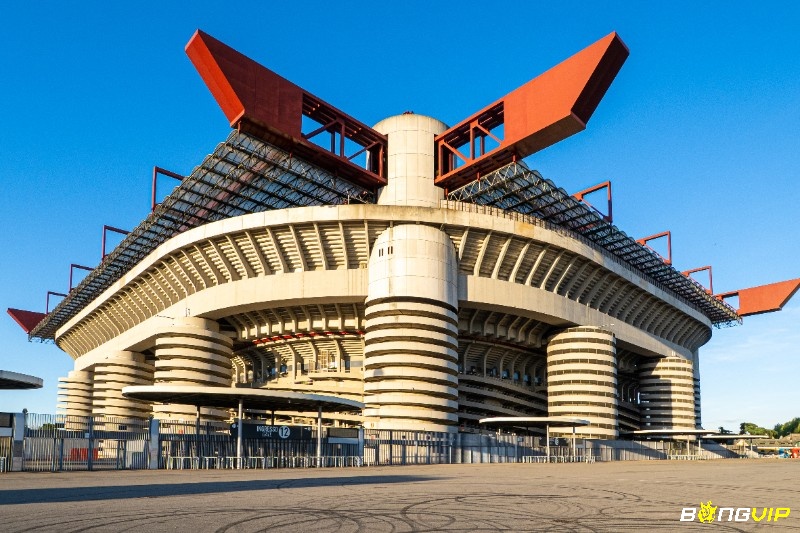 Năm 1979 sân vận động San Siro được đổi tên thành Giuseppe Meazza biểu tượng bóng đá Ý