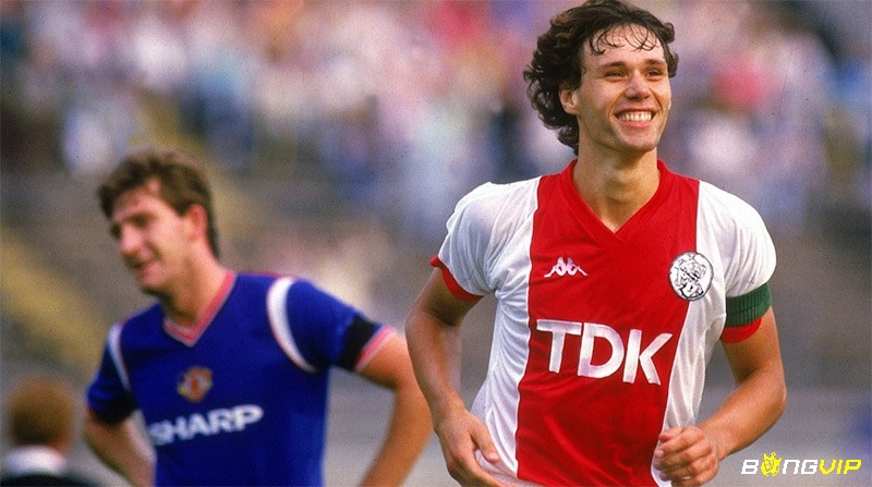 Tiểu sử Marco Van Basten viết anh bộc lộ niềm đam mê bóng từ nhỏ