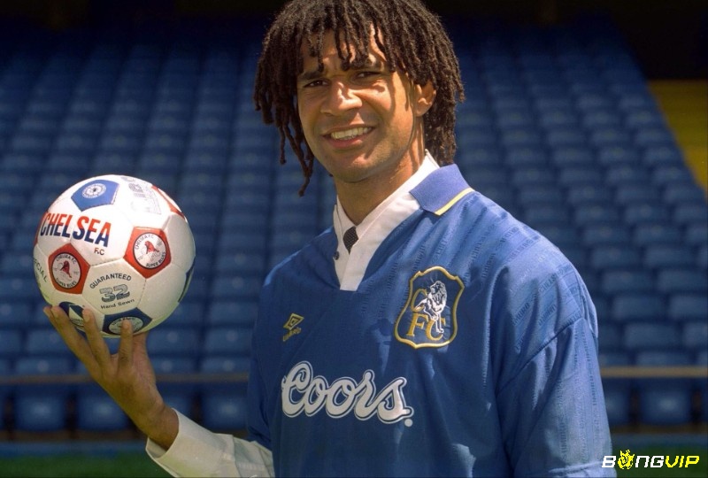 Ruud Gullit bắt đầu sự nghiệp bóng đá khi mới 16 tuổi.