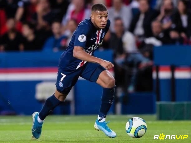 Kylian Mbappé luôn góp mặt trong danh sách top cầu thủ chạy nhanh nhất fo4