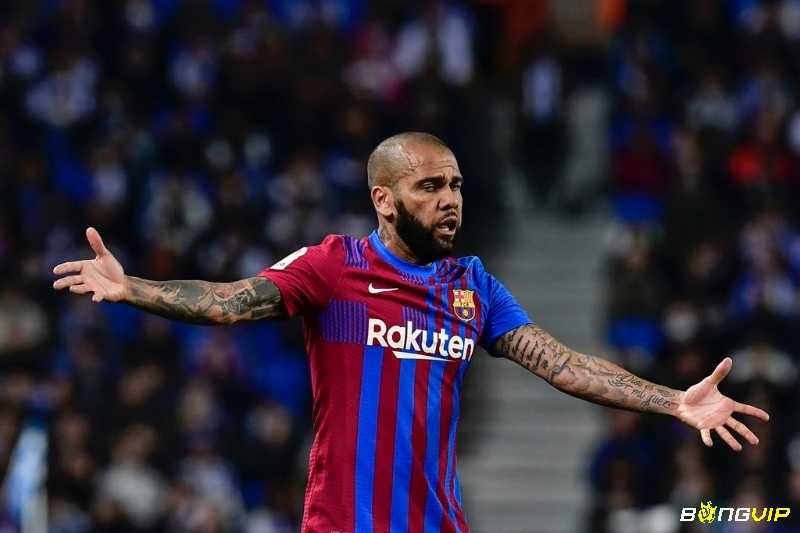 Dani Alves - hậu vệ cánh xuất sắc và là cầu thủ toàn diện nhất thế giới khi đạt hơn 40 danh hiệu lớn nhỏ