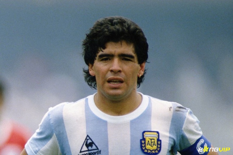 Diego Maradona có những pha xử lý bóng cực đẹp mắt và chuyên nghiệp