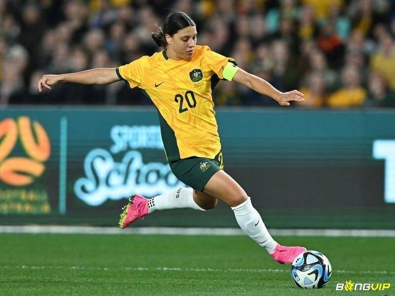 Sam Kerr sút bóng trên sân chẳng kém cánh đàn ông