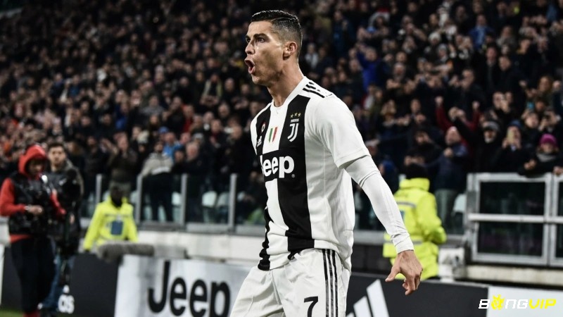 Cristiano Ronaldo ghi 819 bàn thắng nổi bật với kỹ thuật điêu luyện và sức mạnh, là một huyền thoại bóng đá.