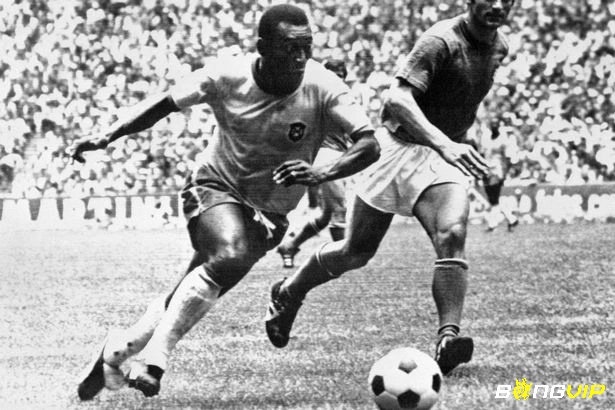 Pele ghi 757 bàn thắng là biểu tượng văn hóa và dẫn dắt Brazil giành ba chức vô địch World Cup.