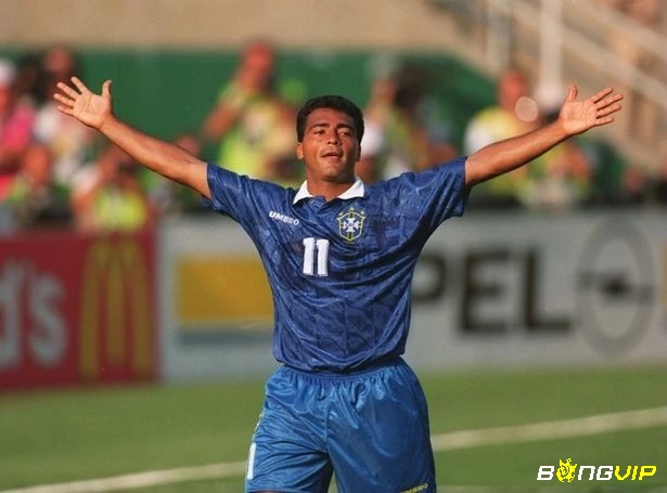 Romario ghi 734 bàn thắng, là cây săn bàn huyền thoại của Brazil với sự nhanh nhẹn và khả năng ghi bàn đa dạng.