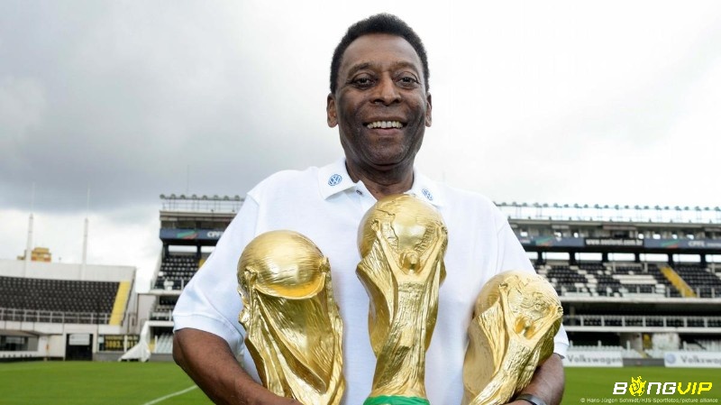 Pelé ghi hơn 1.000 bàn thắng trở thành biểu tượng của bóng đá Brazil.