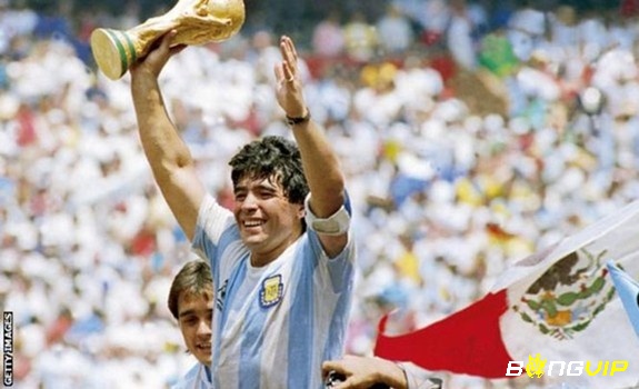 Maradona chiến thắng World Cup 1986 và nổi tiếng với những pha bóng ma thuật, trở thành huyền thoại của Argentina.