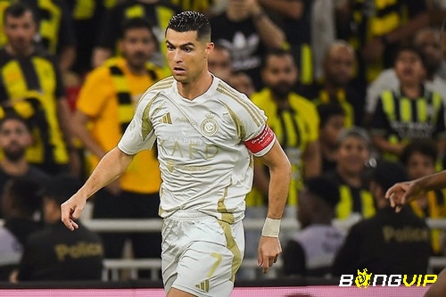 Cristiano Ronaldo là cầu thủ vĩ đại với lối tấn công mạnh mẽ