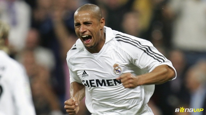 Roberto Carlos có khả năng sút bóng cực mạnh mẽ và chính xác