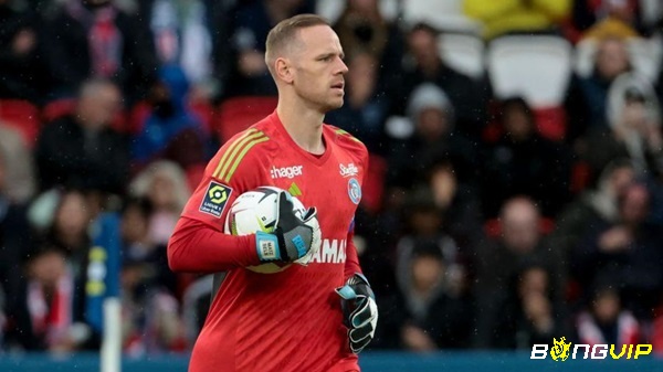 Matz Sels giúp hàng thủ của Nottingham Forest trở nên vững chãi